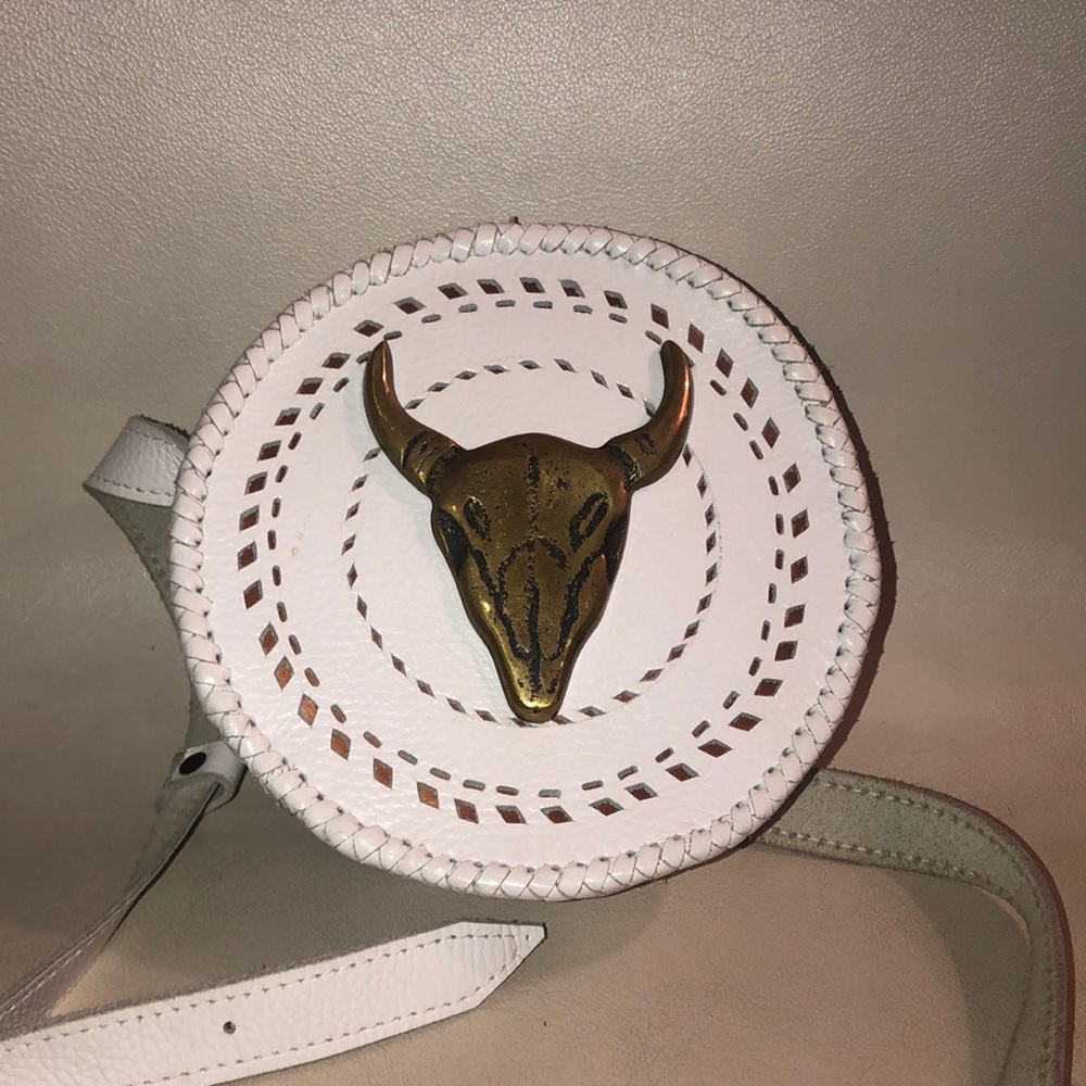 Stela 9 circle cross body with stylish horn!!! NEW